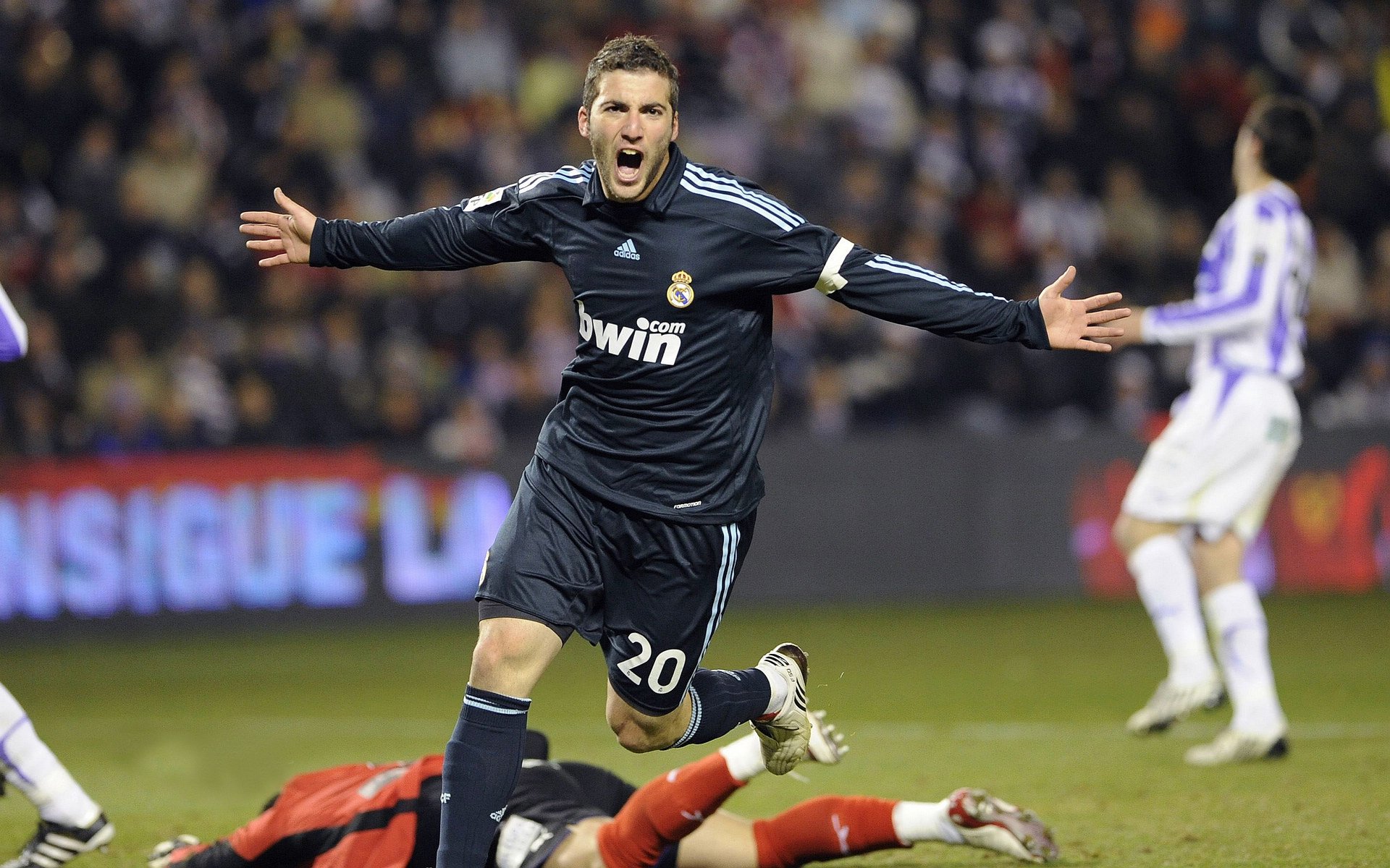 开云体育APP下载-时速300公里的篮球夜，当F1街道赛遇上西亚卡姆的关键DNA